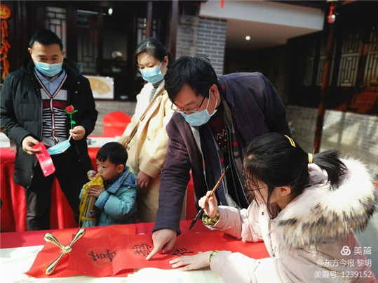 安阳国学书画院、安阳经开集团、安阳绿城桂语江南项目部联合举办“ 迎新春义写春联”公益惠民活动受到市民欢迎